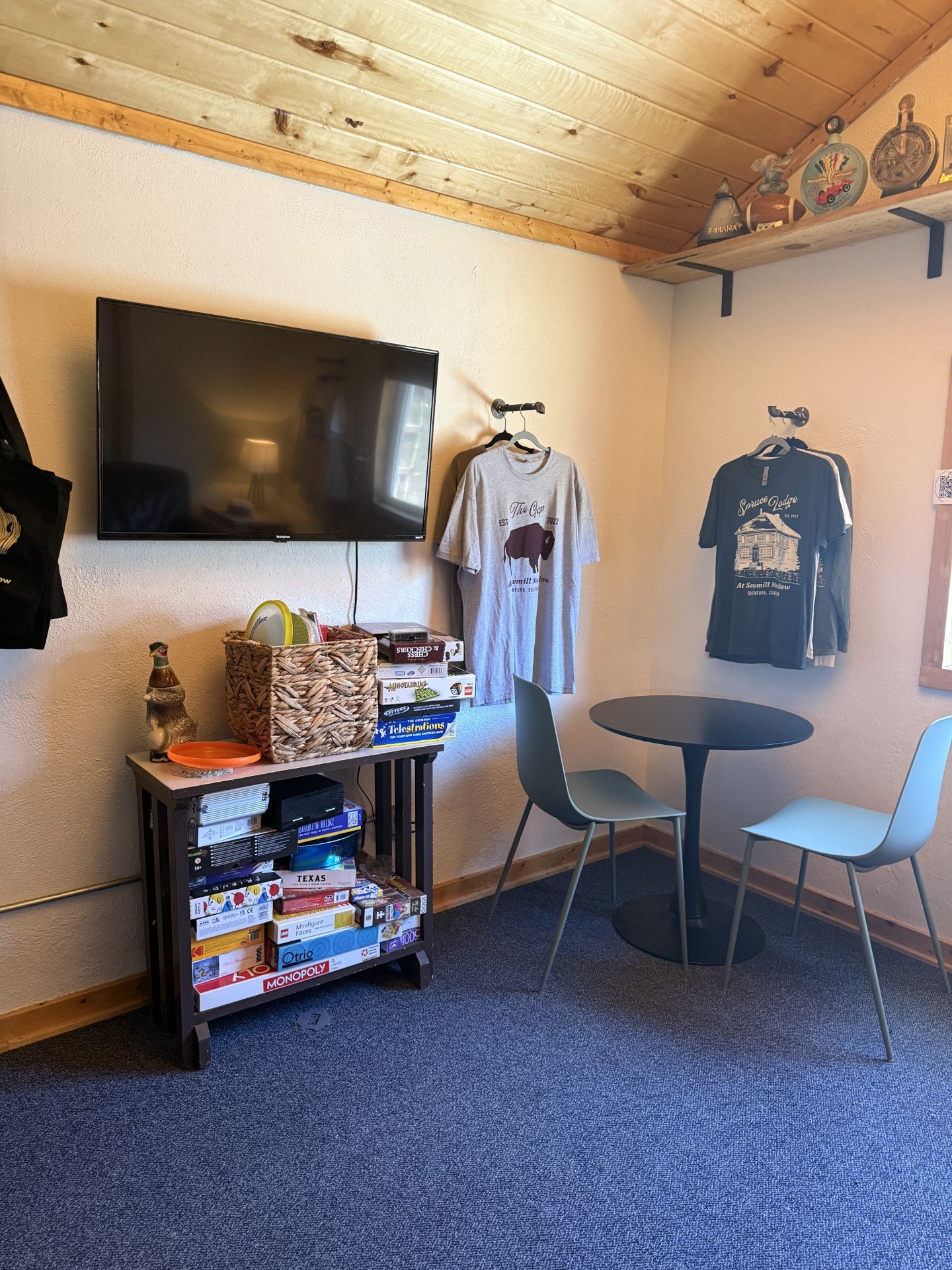 The Spruce Lodge offers a cozy lounge for all hour hang-outs for our guests. Games, souvenirs and forgotten items all available in this historic cabin.
