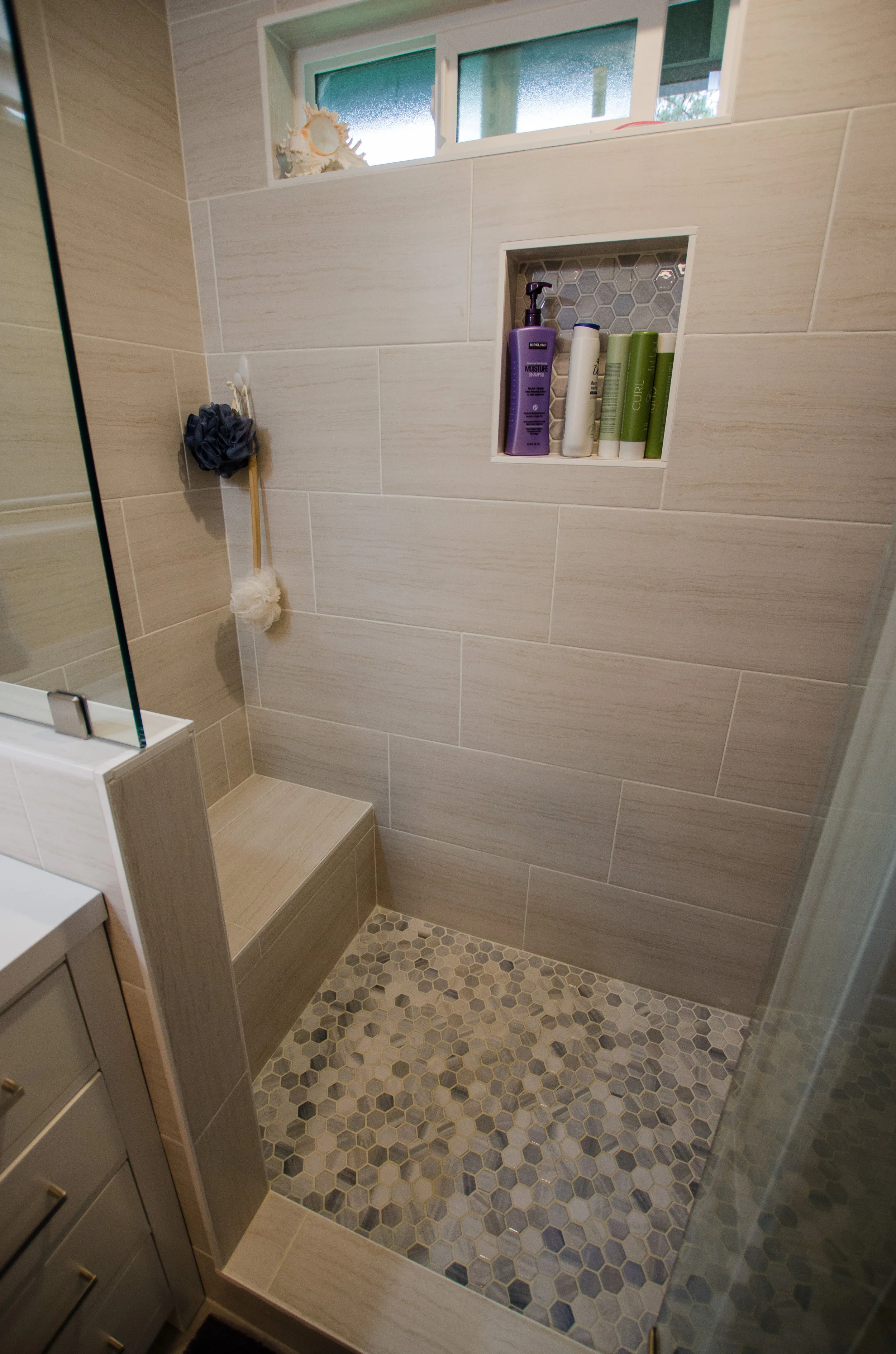 shower_remodel_bench_niches_tahoe.jpg