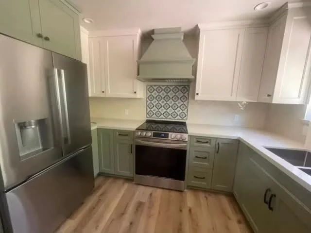 custom_kitchen_backsplach_installation_.jpg
