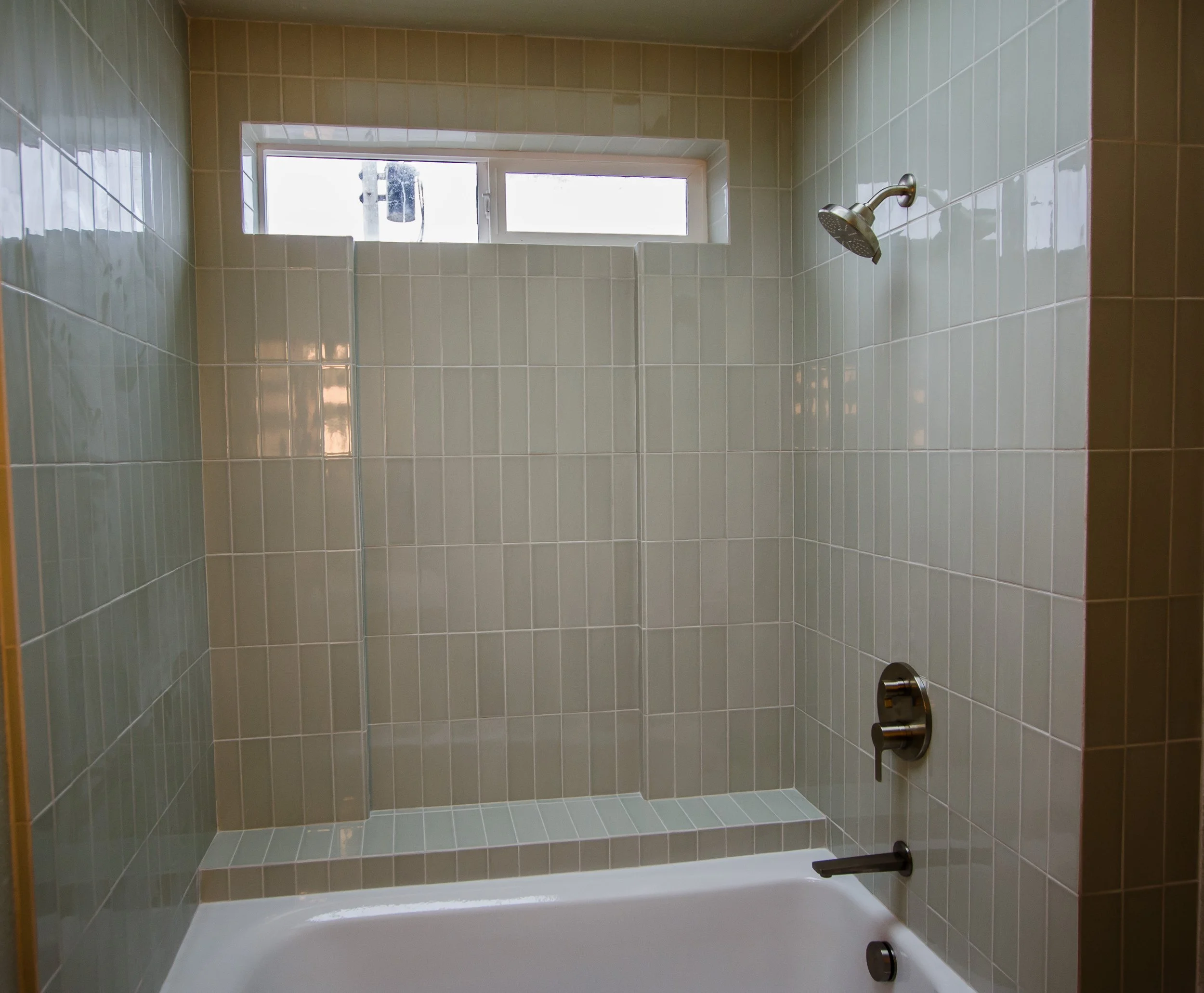 showered_bathtub_shampoo_shelf_arcata.jpg