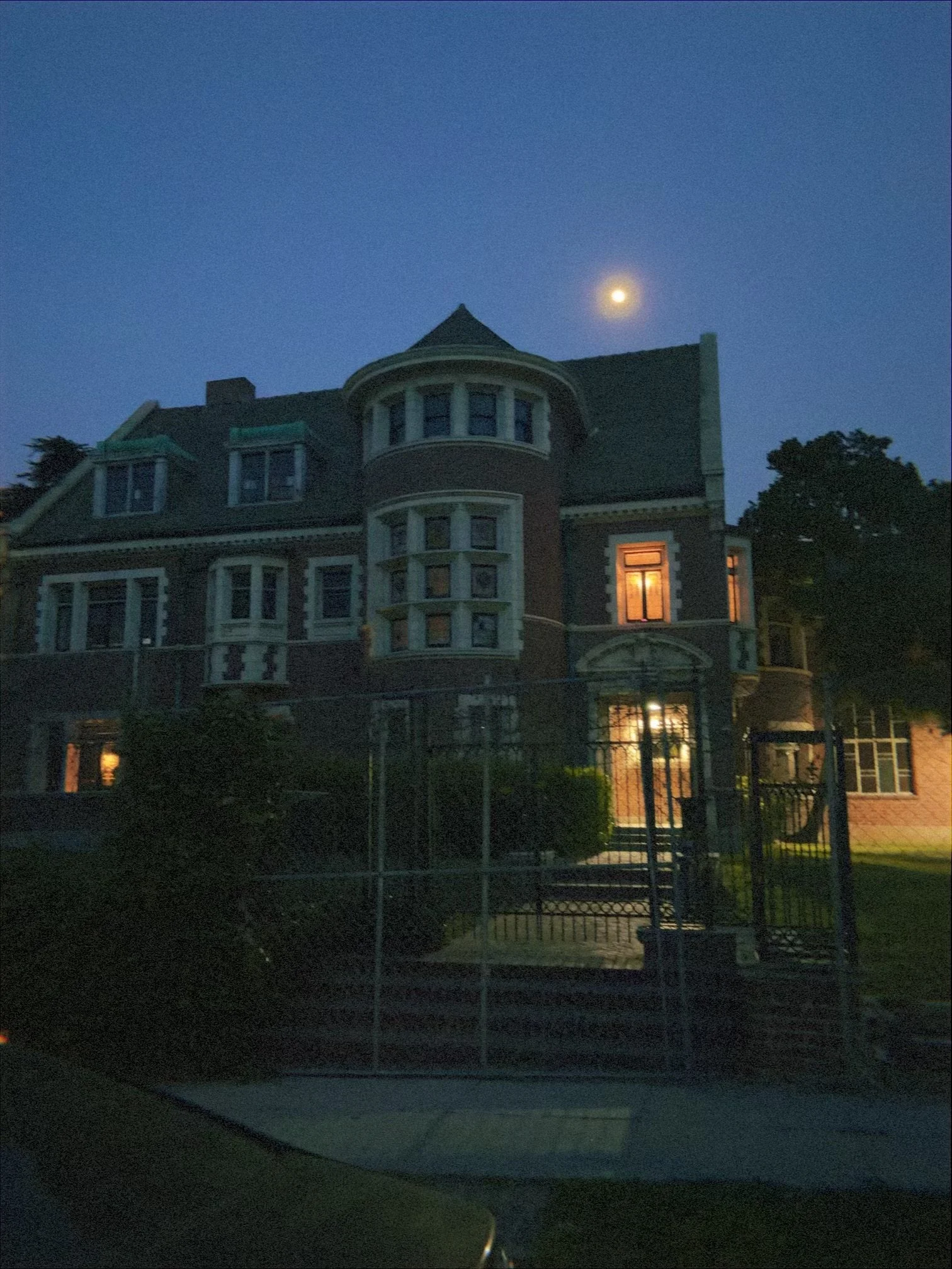 American Horror Story Season 1 : The infamous "Murder House" is the historic Rosenheim Mansion in the Country Club Park neighborhood of Los Angeles, built in 1908.