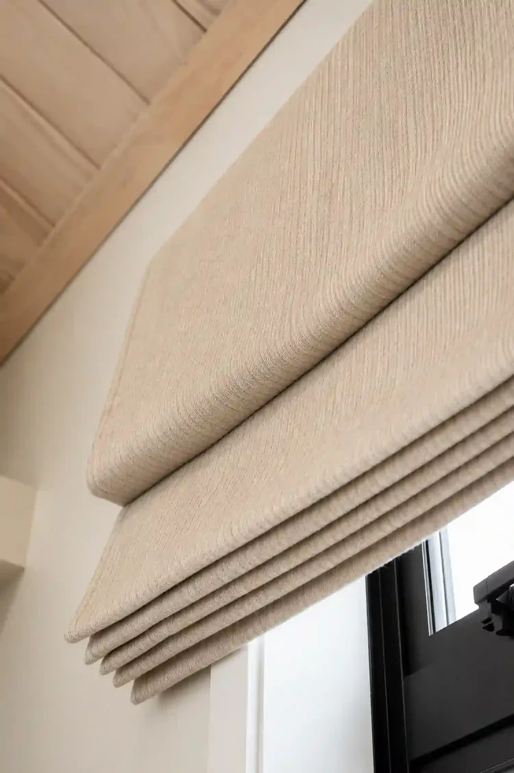 Roman blind detail fold