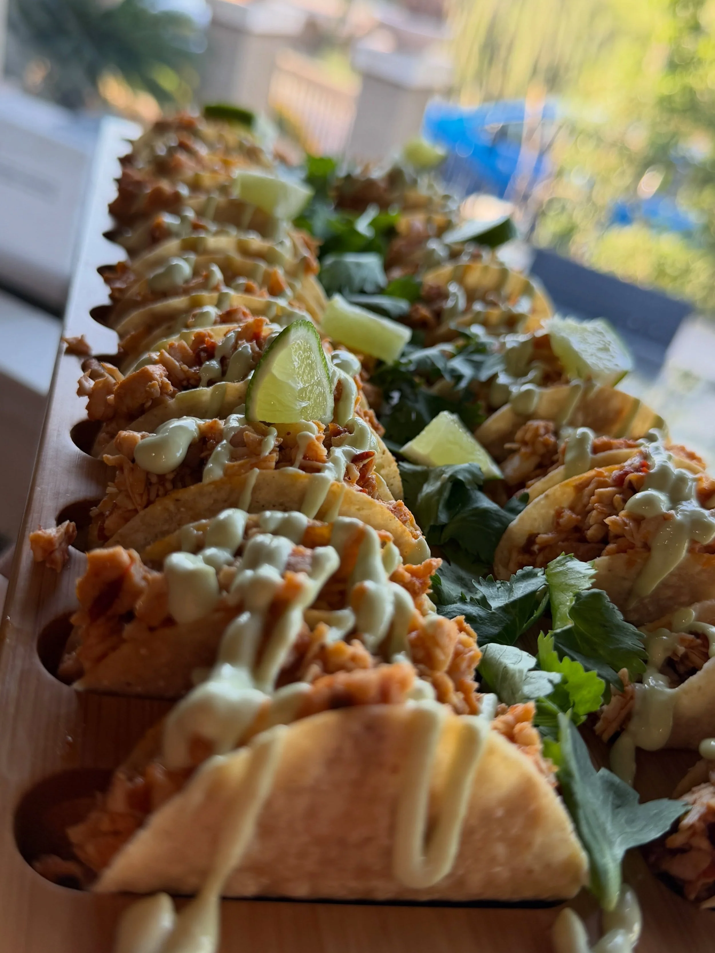 The Menu: 👇🏻
1. Tony chipotle chicken tacos with an avocado cream
2. Tomato and avocado salad with a cilantro lime vinaigrette
3. Tomato/chili braze short ribs with a jalape&ntilde;o cheddar polenta cake and roasted heirloom carrots
4. Caramel budi