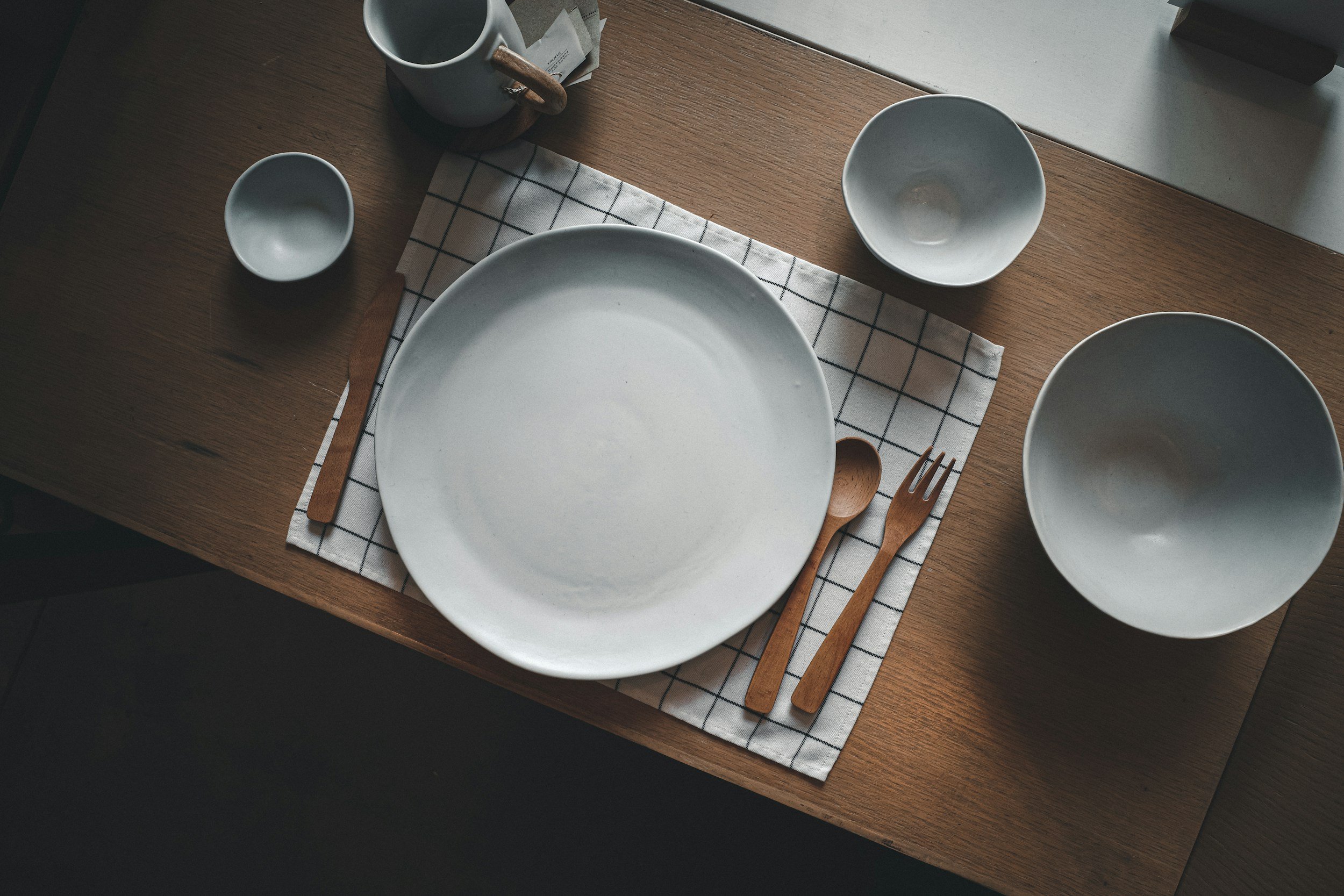 Image of a place setting representing therapy for anorexia, bulimia, orthorexia, ARFID, and binge eating recovery