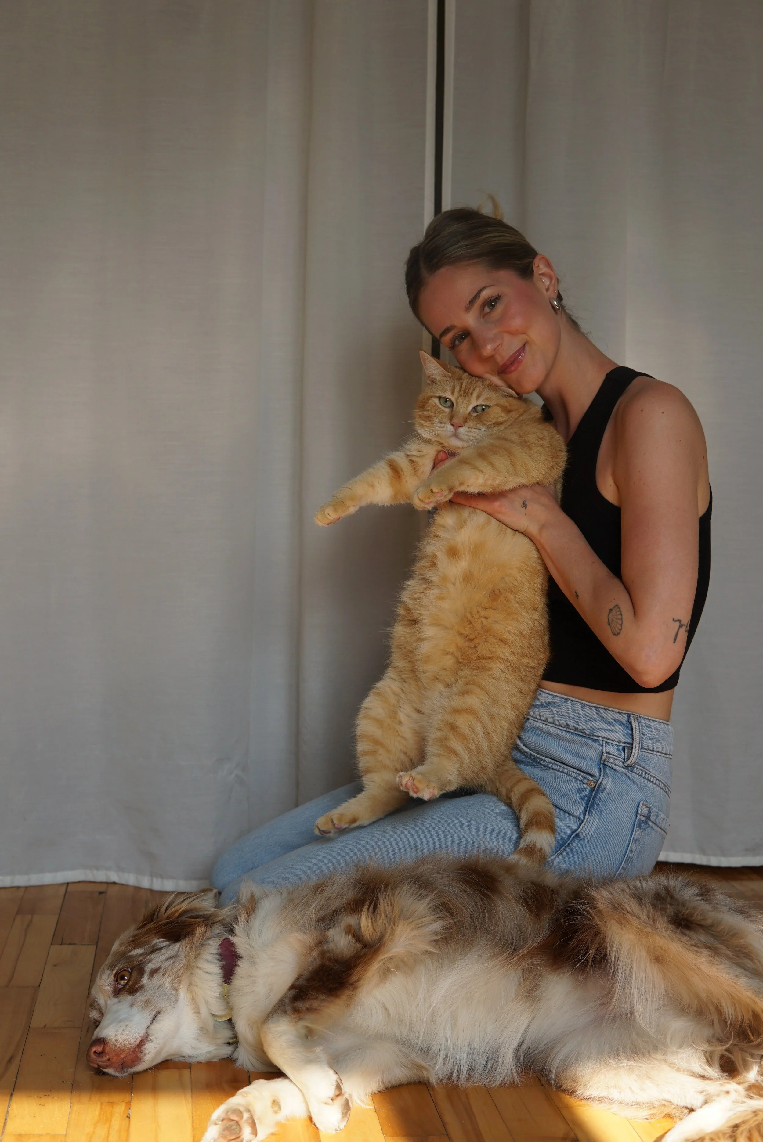 Catherine, intervenante psychosociale, avec son chien Boo et son chat Wilfred