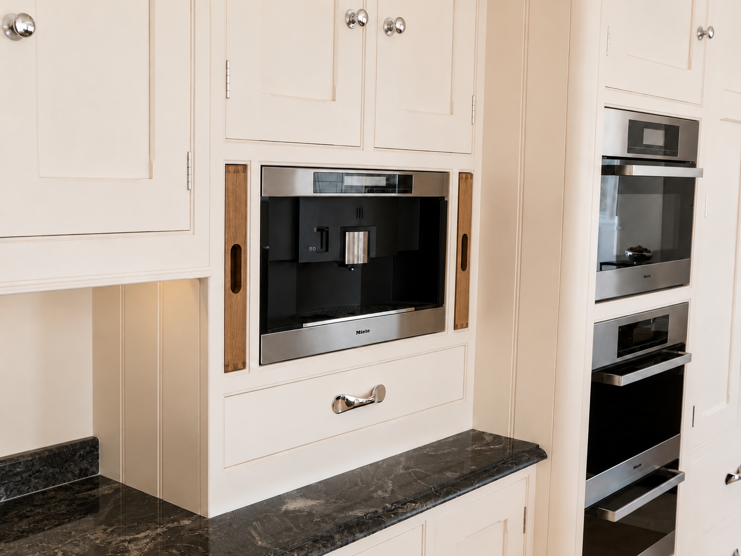 Traditional Shaker kitchen with Chrome and Oak accents.