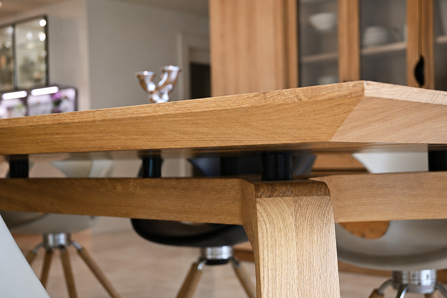 Oak dining table and kitchen display cabinet 5