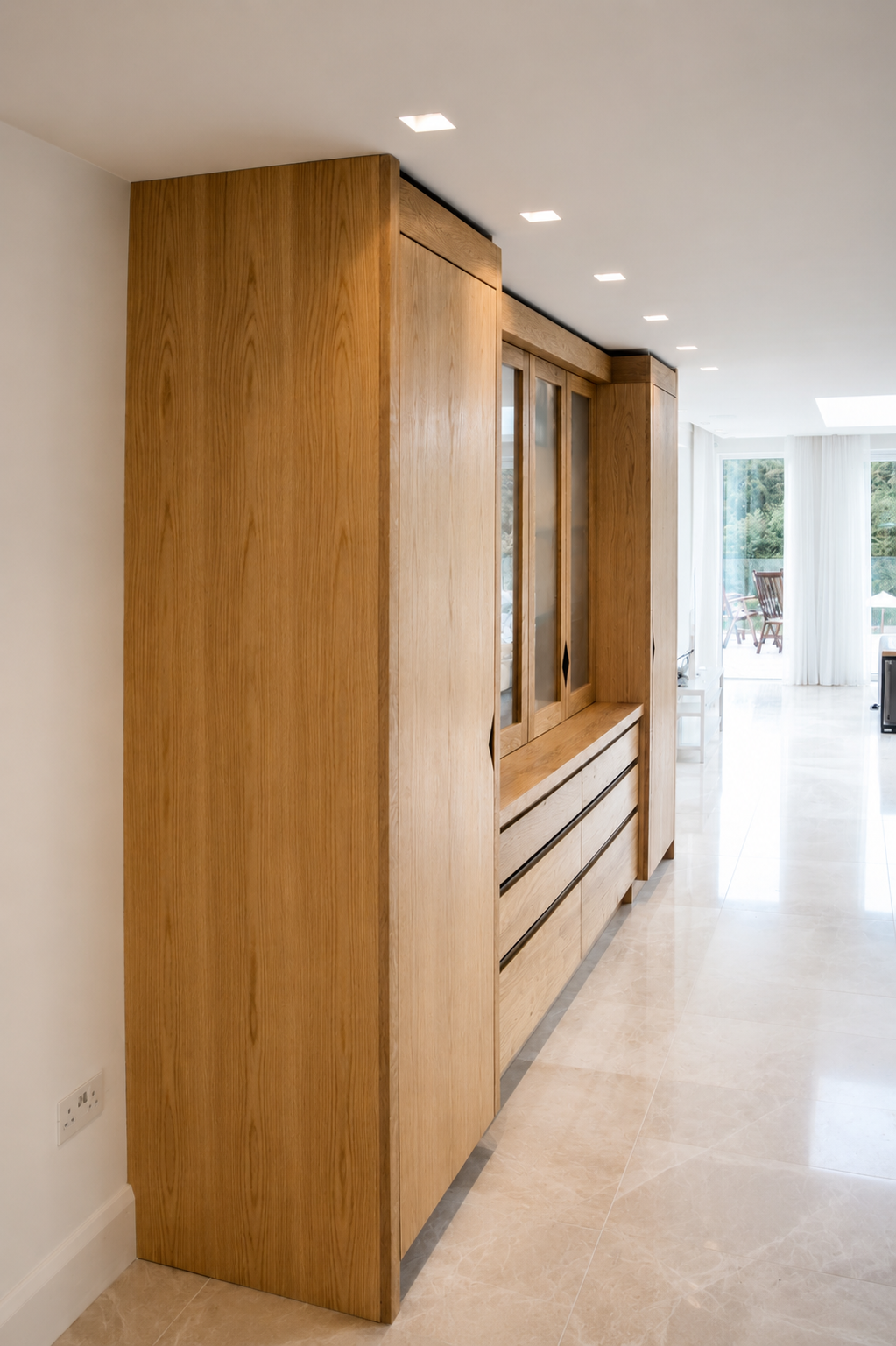 Oak kitchen display cabinet with diamond handle details 3
