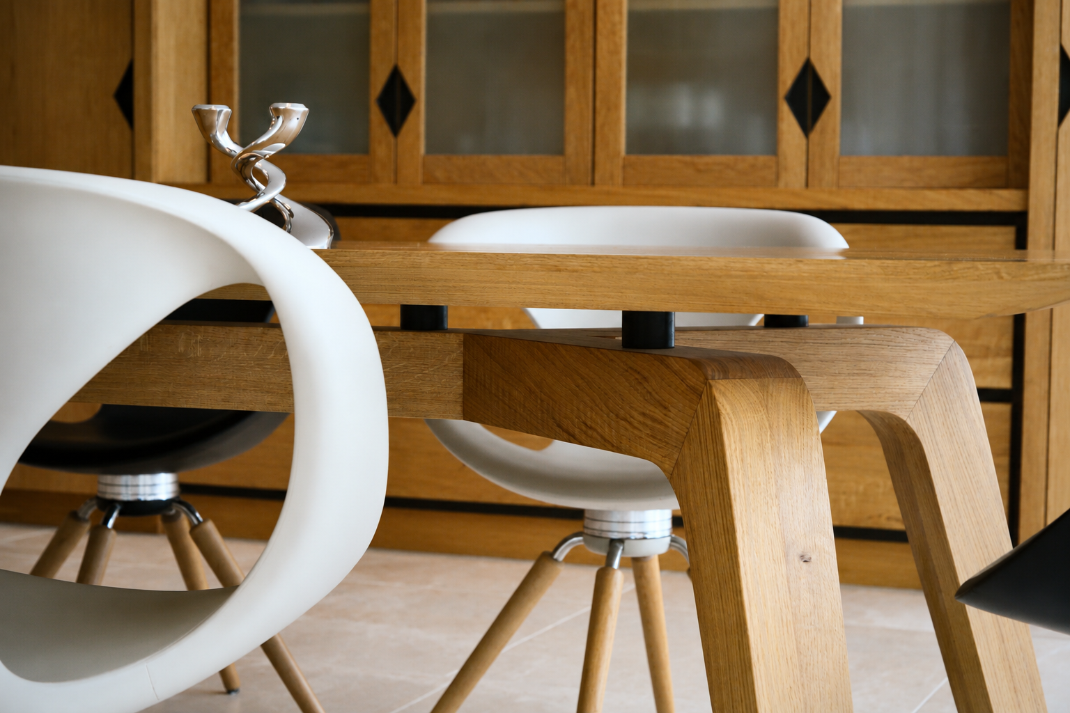 Oak dining table and kitchen display cabinet 1