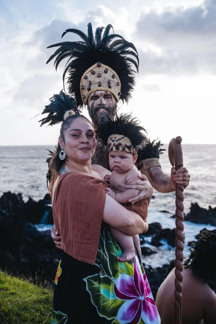 Familia Rapa Nui Tuava Tours en traje tradicional — Tours privados Isla de Pascua