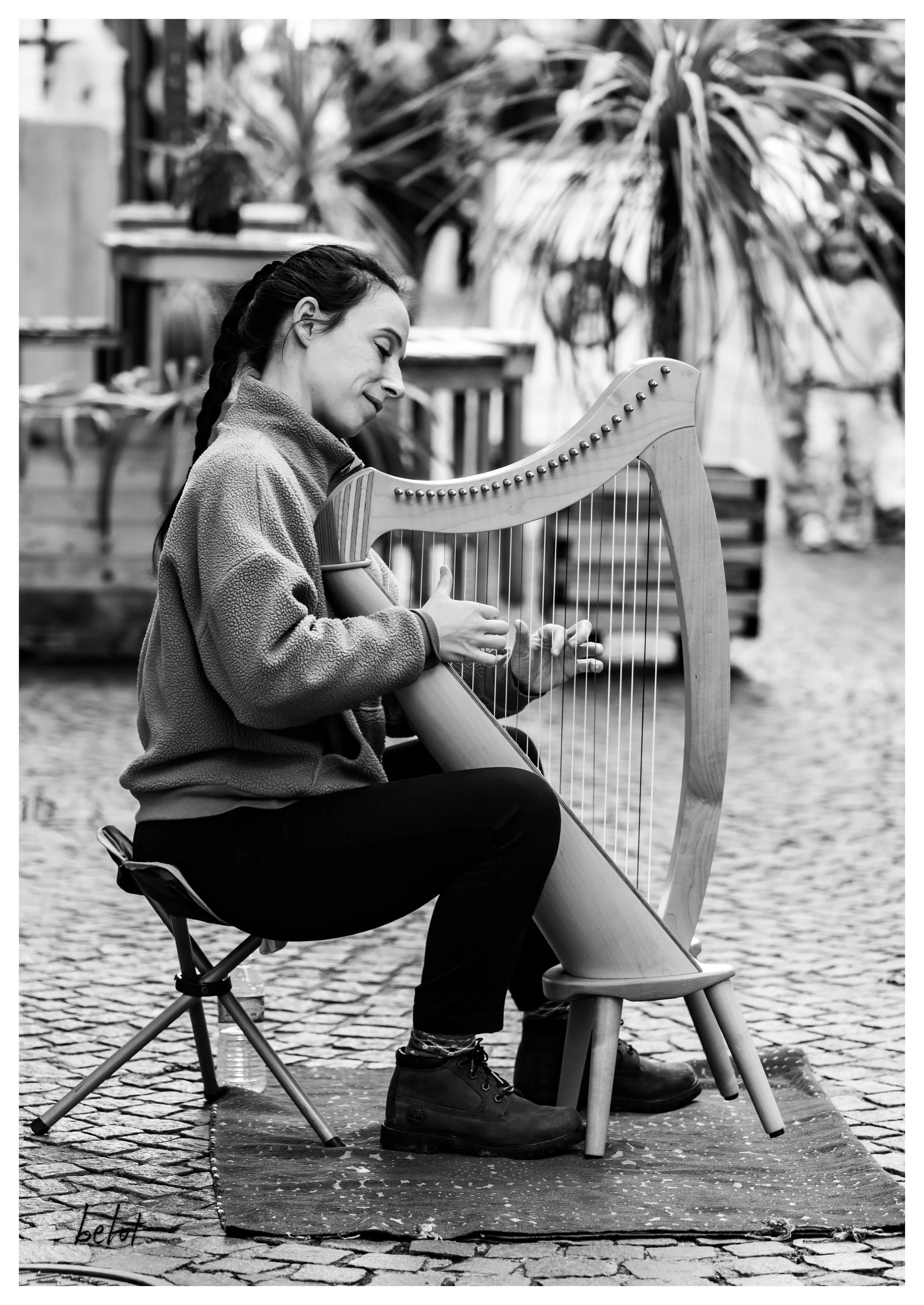 Elise Esther jouant de la harpe celtique en musique de rue à Albi. Photo de Julien Belot.