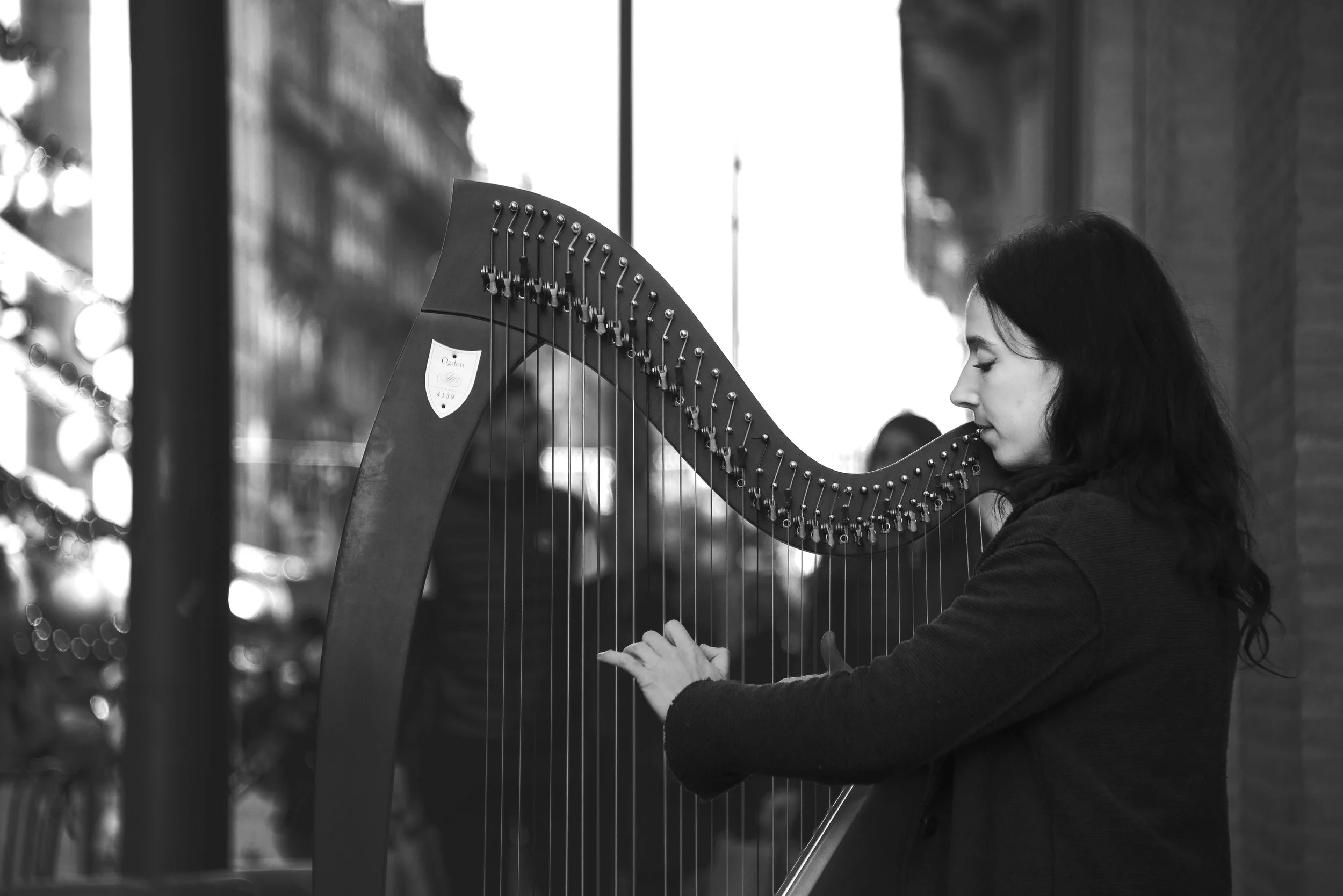 Elise Esther en musique de rue à Toulouse. Photo noir et blanc de Mayeul Perrin