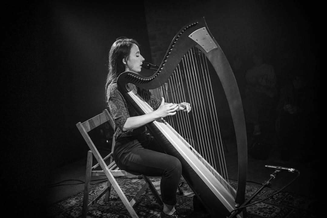 Elise Esther en concert à Cordes-sur-Ciel. Photo noir et blanc de Willy Pruvost.