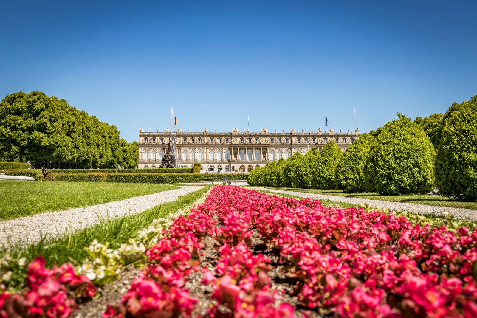 schloss-herrenchiemsee-sommerbepflanzung-(c)chiemsee-alpenland-tourismus-bayerische-schloesserverwaltung-1600x1067.jpg