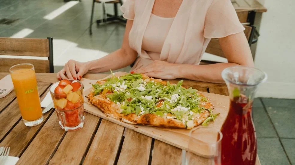 Outletcity-Metzingen-Einkaufstipps-und-Reisetipps-Marche-Moevenpick-Restaurant-Pizza-985x554.webp