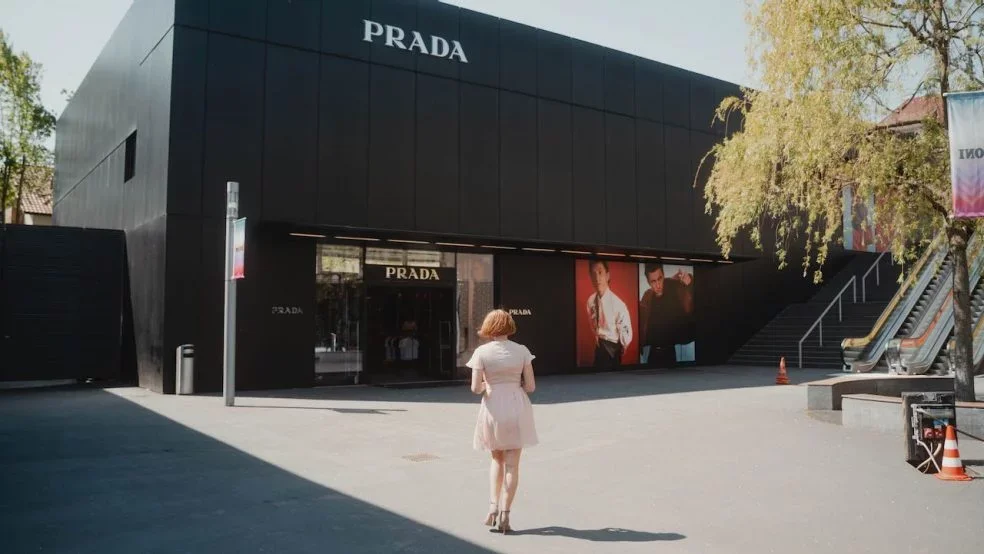 Outletcity-Metzingen-Einkaufstipps-und-Reisetipps-Prada-Outlet-984x554.webp