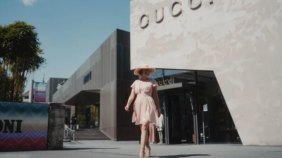 Outletcity-Metzingen-Einkaufstipps-und-Reisetipps-Gucci-Outlet-Svemirka-Seyfert-Luxue-Reisebloggerin-985x554.webp