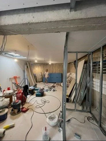 Εσωτερική ανακαίνιση με τοποθέτηση μεταλλικού σκελετού ξηράς δόμησης.
