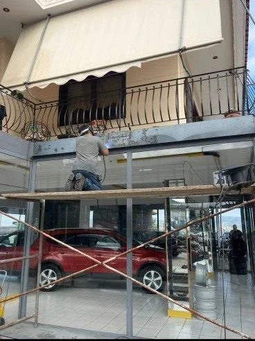 Τεχνίτης σε εργασίες συγκόλλησης μεταλλικής κατασκευής.