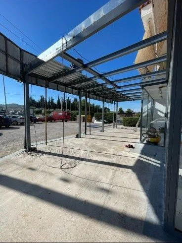 Μεταλλικός σκελετός πέργκολας υπό κατασκευή.