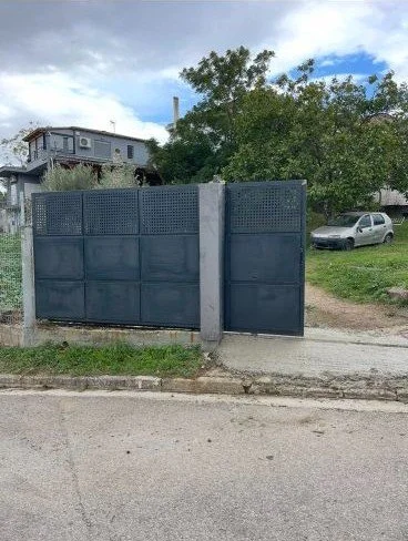 Σύγχρονη μεταλλική εξώπορτα κήπου.