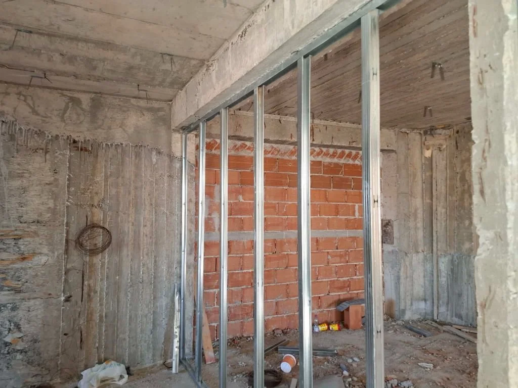 Μεταλλικός σκελετός τοιχοποιίας ξηράς δόμησης.