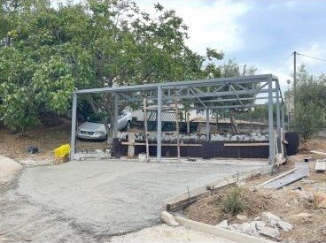 Κατασκευή μεταλλικού σκελετού για εξωτερικό στέγαστρο.
