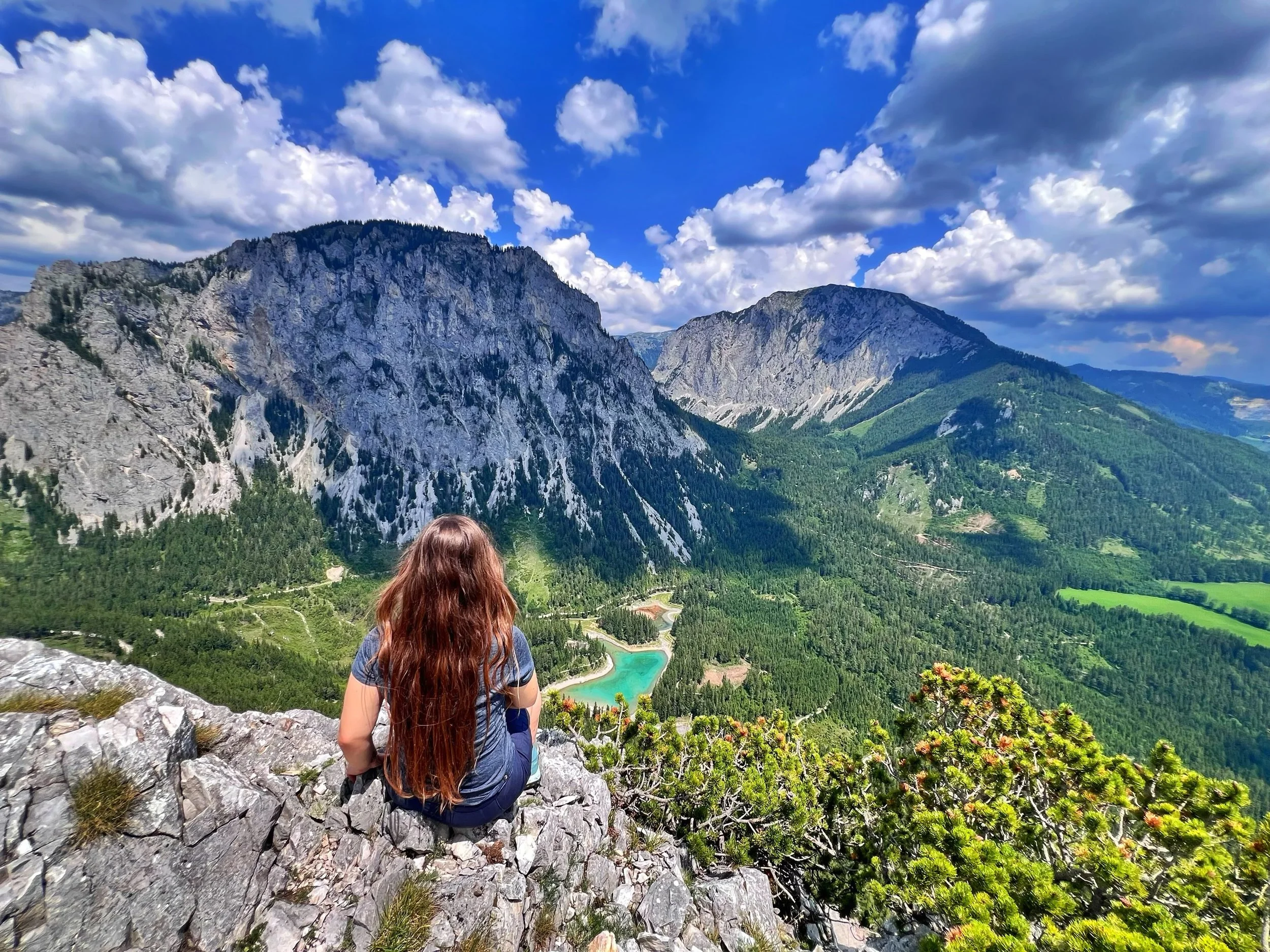 I&rsquo;m not afraid of heights. 
Heights are afraid of me. 😅 
______

Nem nagyon szokott gondot okozni a magass&aacute;g, itt az&eacute;rt f&eacute;lve &uuml;ltem ki a szikla sz&eacute;l&eacute;re. 😀 Na meg a felfel&eacute; vezető &uacute;t sem vo