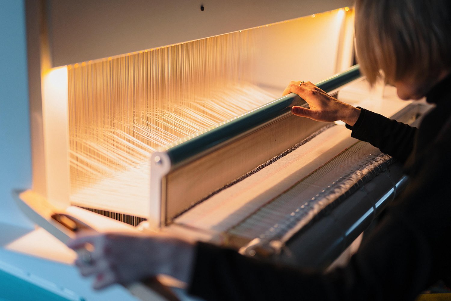 Weaving with TC-2 loom. Foto by  LUMIR.