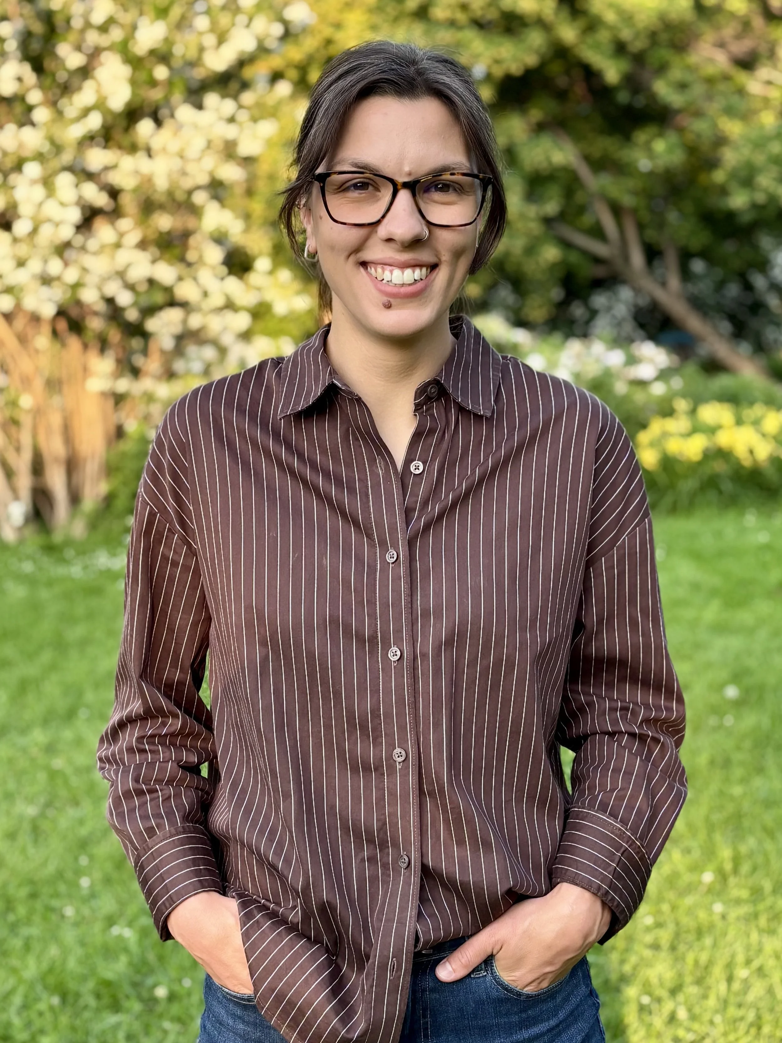 Portrait professionnel d'Éloïse Genest, intervenante psychosociale offrant des suivis en ligne au Québec (Sherbrooke)