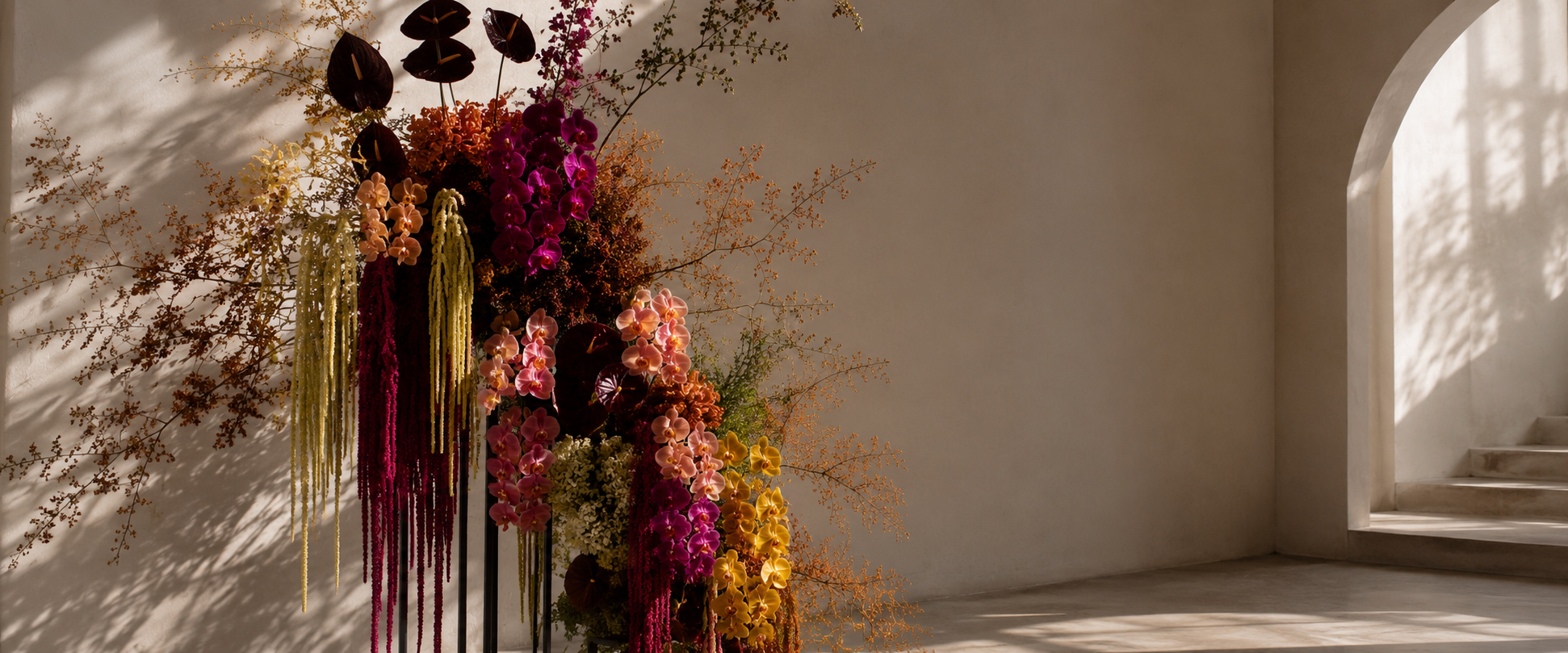 Moderne florale Installation mit Orchideen und hängenden Blüten für eine individuelle Hochzeits- oder Eventgestaltung
