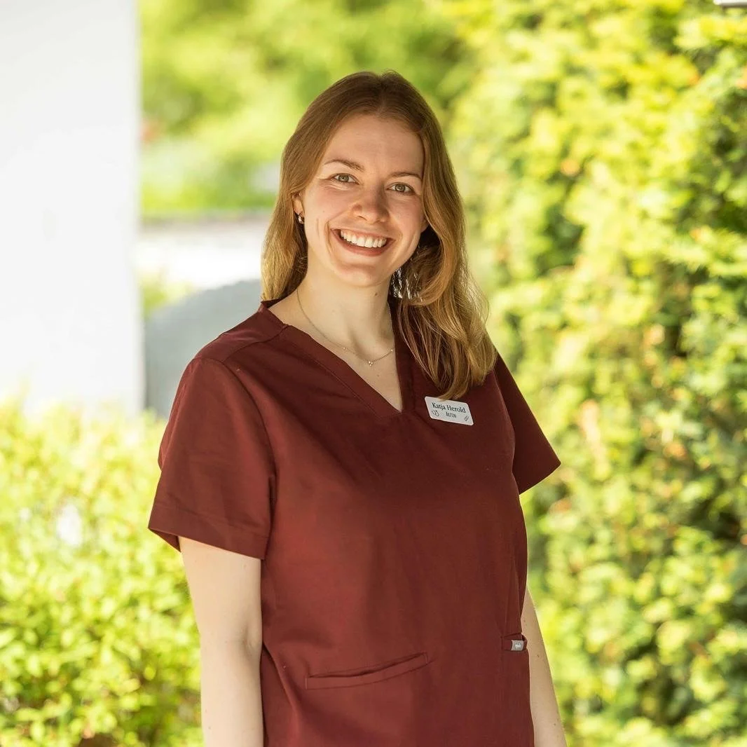 ✨ Hi, ich bin Frau Dr. Herold!
👩🏼&zwj;⚕️ &Auml;rztin seit M&auml;rz in unserer Praxis
🤗 Fun fact: Die sch&ouml;nste R&uuml;ckmeldung f&uuml;r mich ist nicht &bdquo;Danke f&uuml;r die AU&ldquo; sondern &bdquo;Mir geht&rsquo;s wieder gut&ldquo;.
