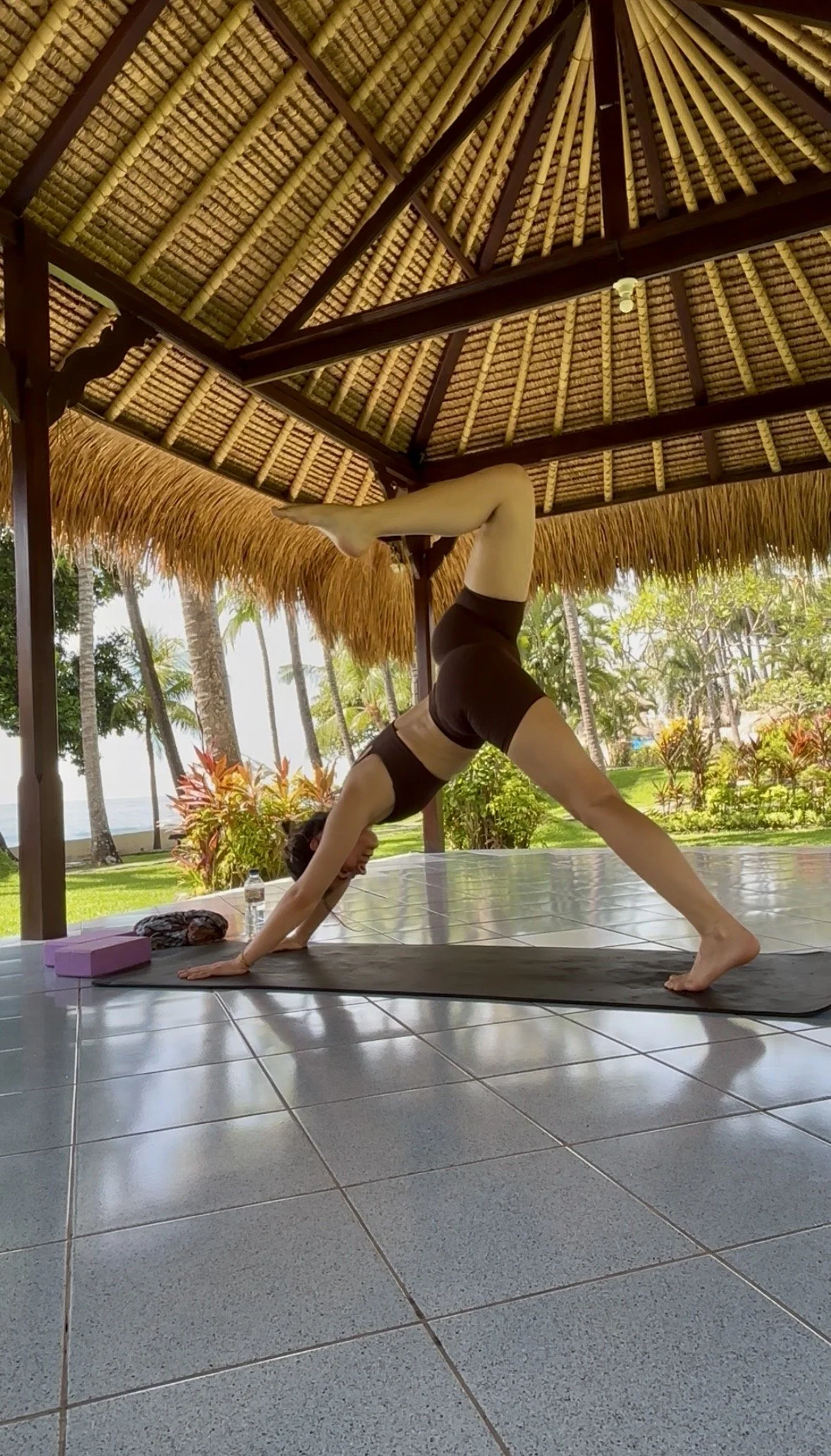 Cours de Yoga Vinyasa avec Sancha Yoga, pratiqué en extérieur. Cours de Yoga Vinyasa, Yoga pré-natal, Yoga post-Natal. Cours de Yoga à Paris 20.