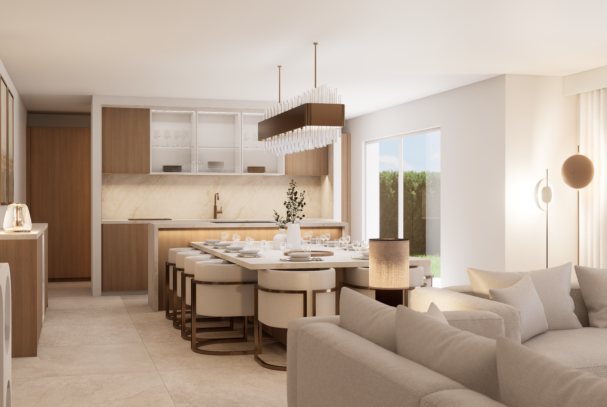 Une salle à manger moderne avec une grande table entourée de chaises beige, un luminaire suspendu élégant au plafond, et une cuisine en arrière-plan avec des armoires en bois clair, des assiettes et des verres sur les étagères, une fenêtre laissant entrer la lumière naturelle.