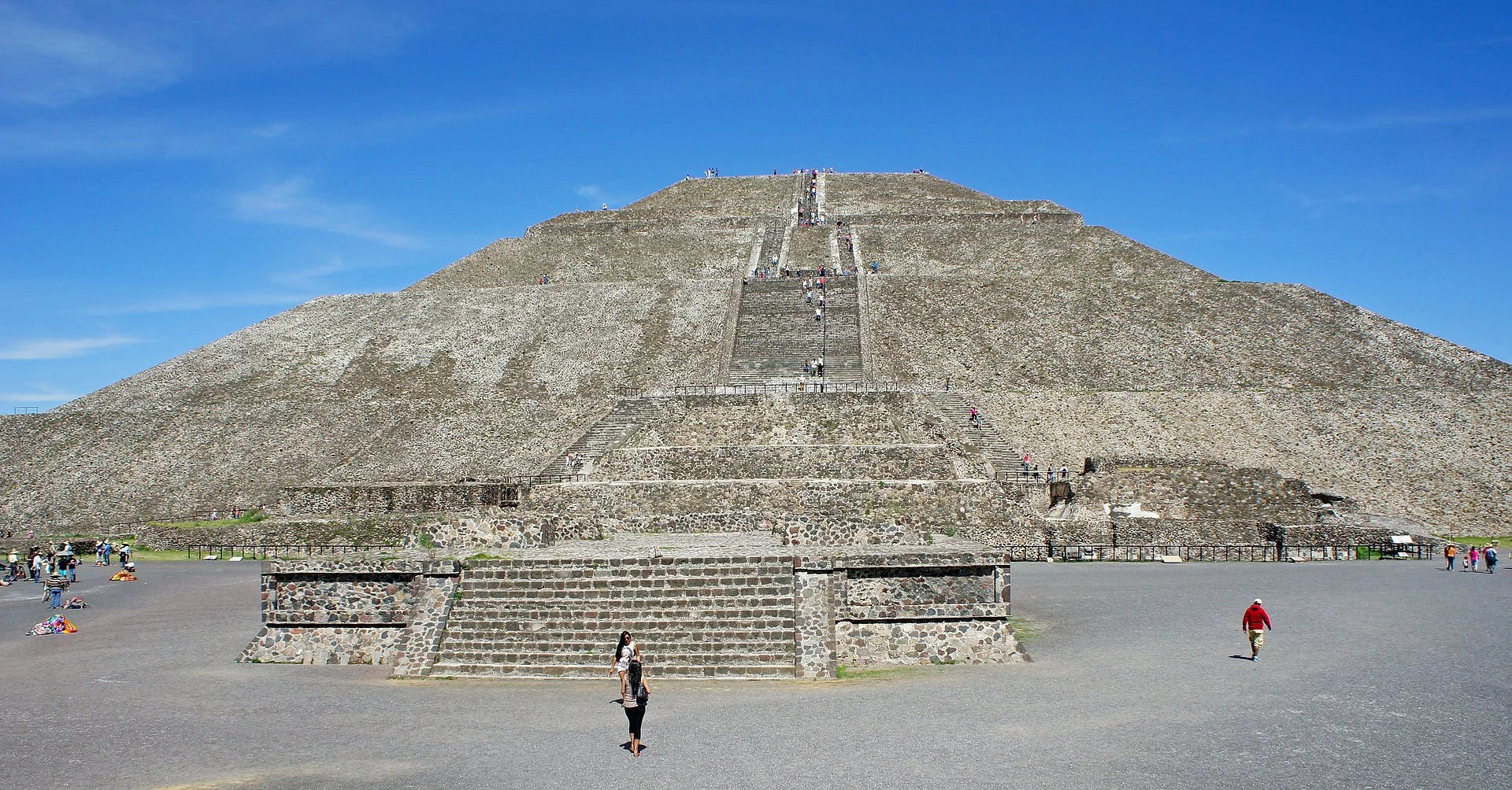 The pyramid of Kukulkan at Chichen Itza, a Mayan archaeological site in Mexico, with stone steps and a clear blue sky.