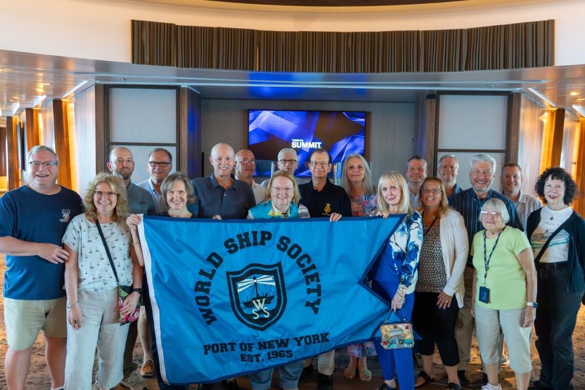 Cruise attendees in the Rendezvous Lounge onboard the CELEBRITY SUMMIT.