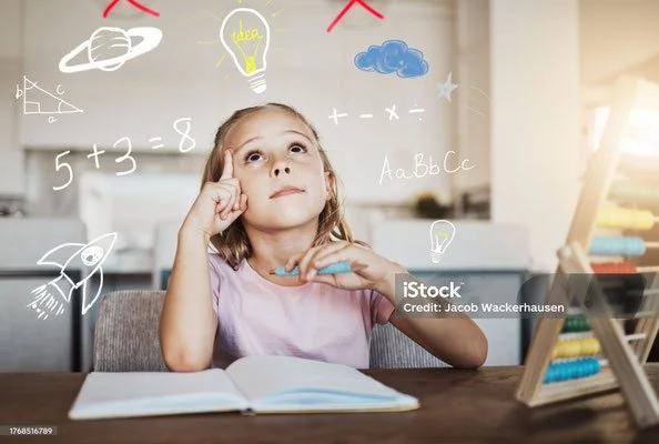 Ein Mädchen sitzt am Tisch, denkt nach und hat einen Bleistift in der Hand, während im Hintergrund Zeichnungen und mathematische Formeln an der Wand erscheinen.