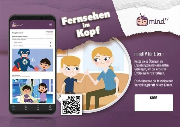 Grafische Darstellung eines Kinder-Programms namens 'mindTV' mit Smartphone, QR-Code, Illustration von Eltern und Kindern, Text 'Fernsehen im Kopf', Empfehlung für Eltern, das Programm zur Unterstützung professioneller Sitzungen und zur Förderung des kindlichen Vorstellungsvermögens zu nutzen.