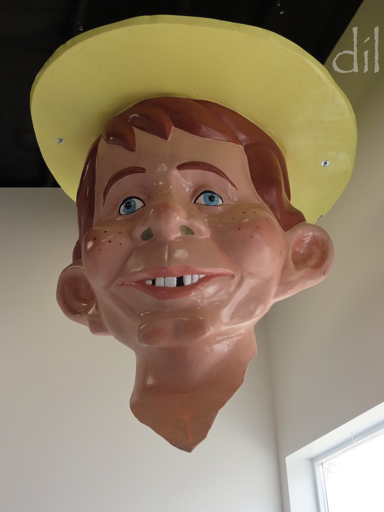 This disembodied giant is a depiction of Edgar Bergen's ventriloquist dummy  Mortimer Snerd, not Alfred E. Newman.