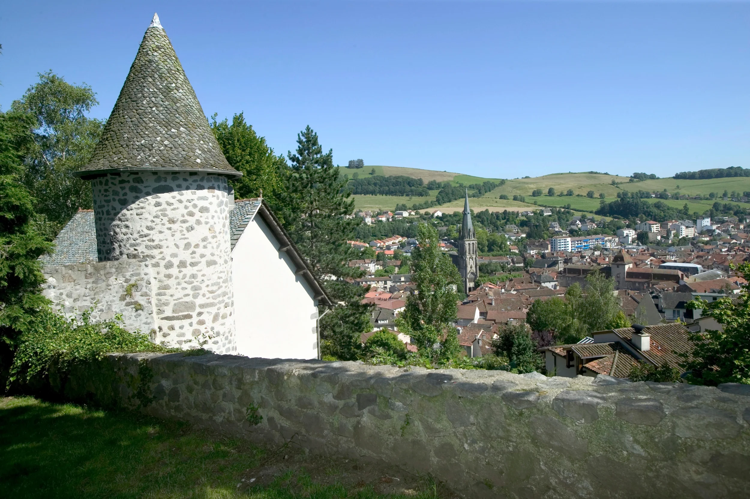 Conciergerie Airbnb dans le Cantal : gérez votre location courte durée sans y passer vos week-ends