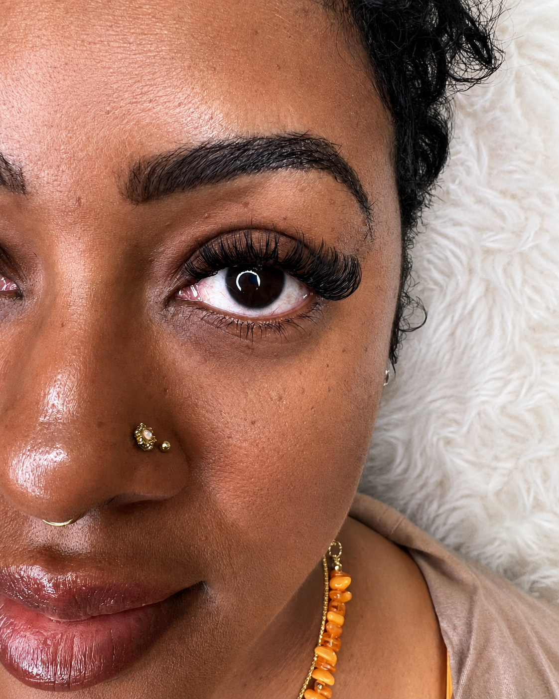 Guest received volume lash extensions