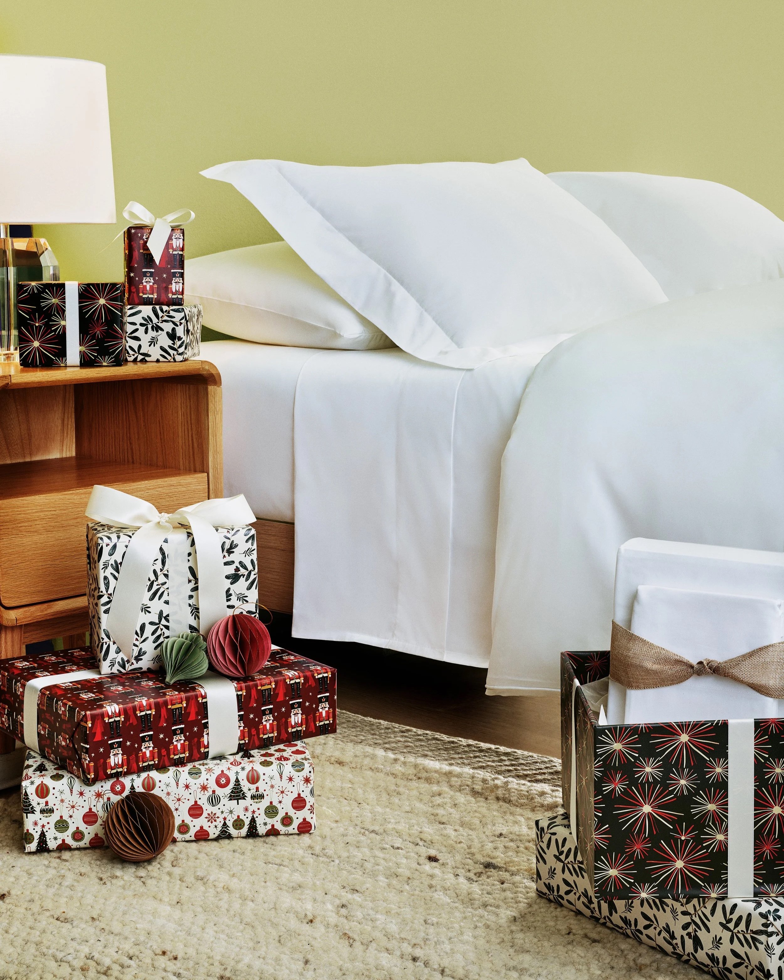09182025_OPRAH_SPECIALISSUE_HOLIDAY_CHELSEAKYLE_SHEETS_02.jpg
