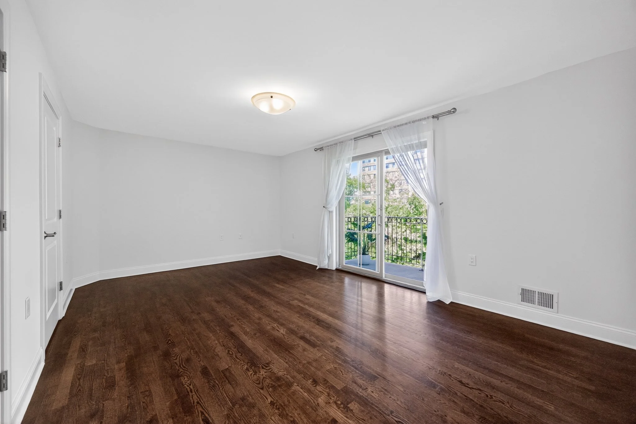 23_200_Laird_Ave_apt_204-Living_room-3288.jpg