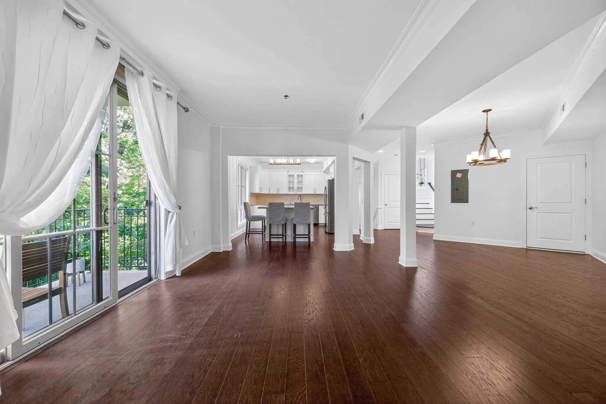 20_200_Laird_Ave_apt_204-Living_room-3156.jpg