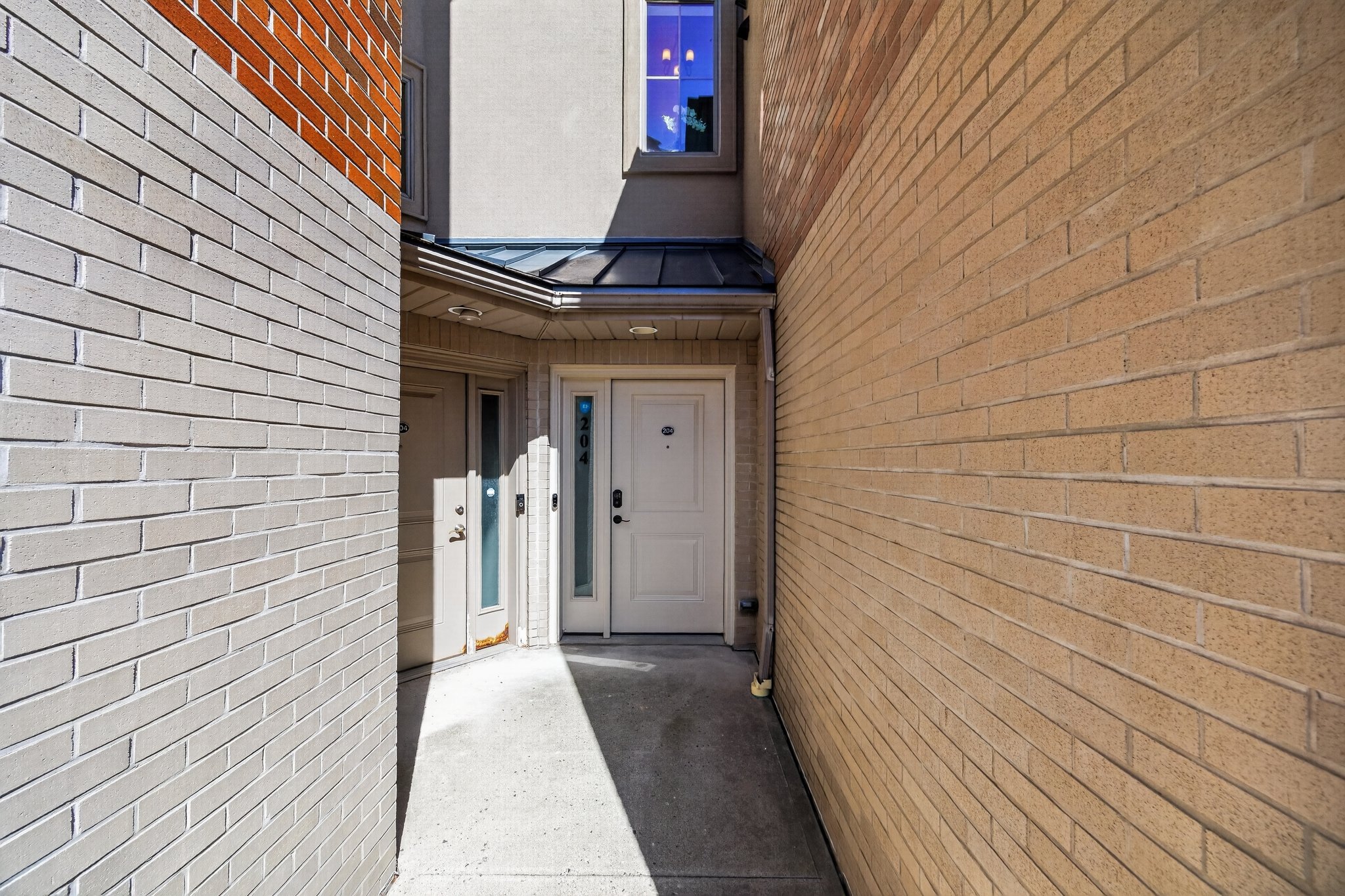 13_200_Laird_Ave_apt_204-Exterior-3342.jpg