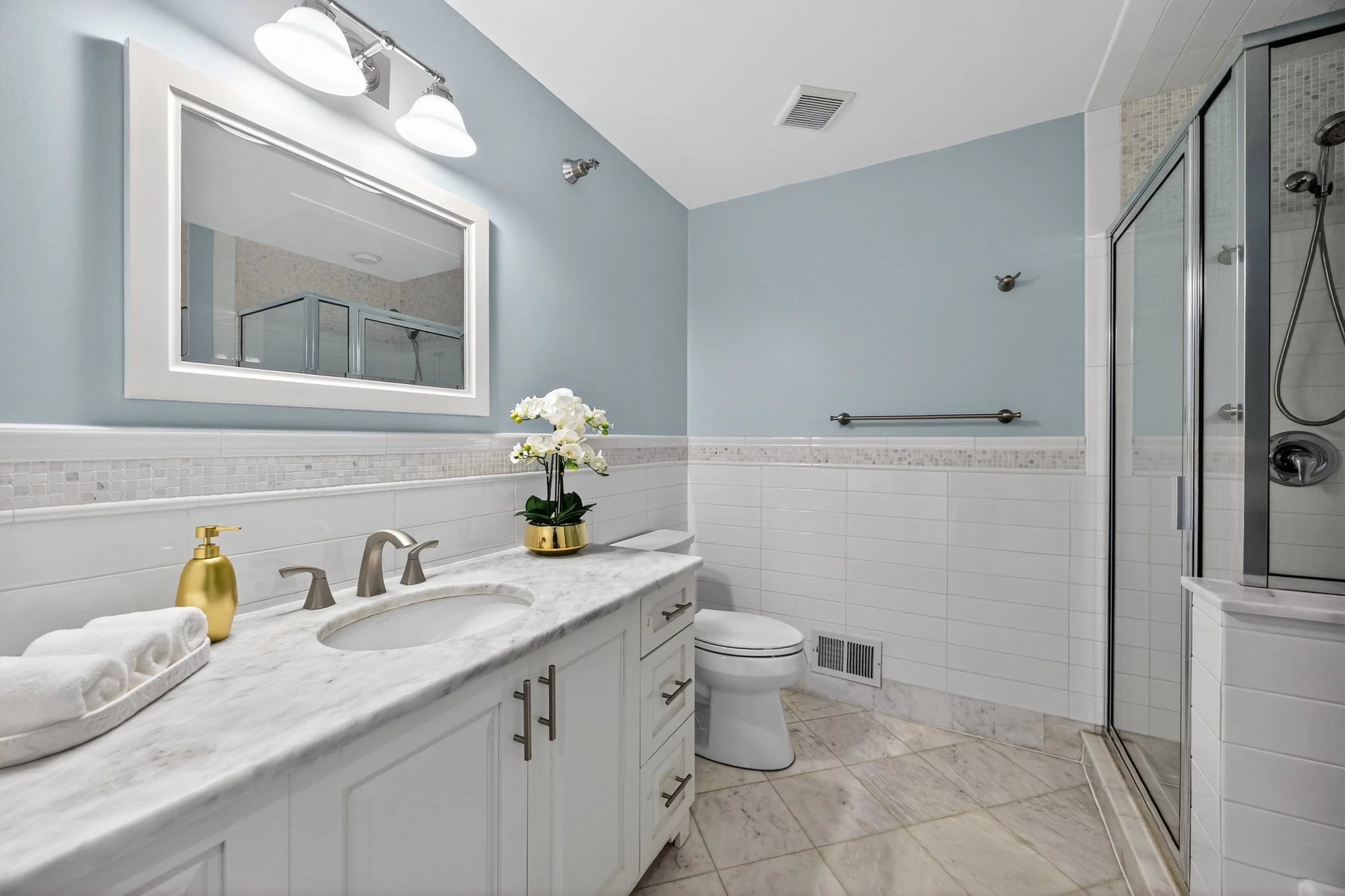 32_200_Laird_Ave_apt_204-Bathroom-3327.jpg