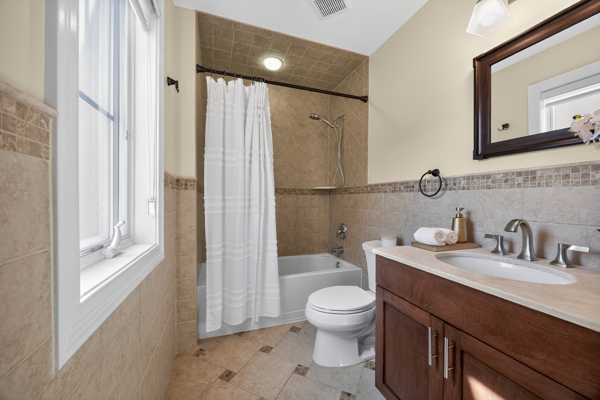 33_200_Laird_Ave_apt_204-Bathroom-3255.jpg
