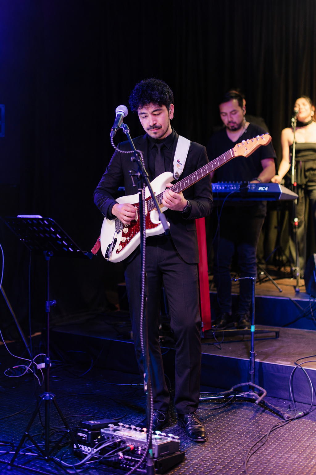 JUAN MATTE
Guitarrista · Músico de sesión · Director Musical
Titulado IP ProJazz · Andrés de León · Orquesta de Antofagasta · Puro Pesado ·  Orquesta filarmónica de La Serena