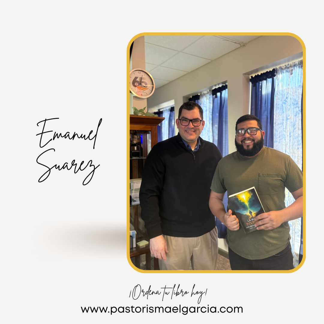 Dos hombres sonriendo en una oficina, uno sostiene un libro con una ilustración de un árbol y un relámpago en la portada, ambos usan gafas y están frente a cortinas azules en las ventanas.