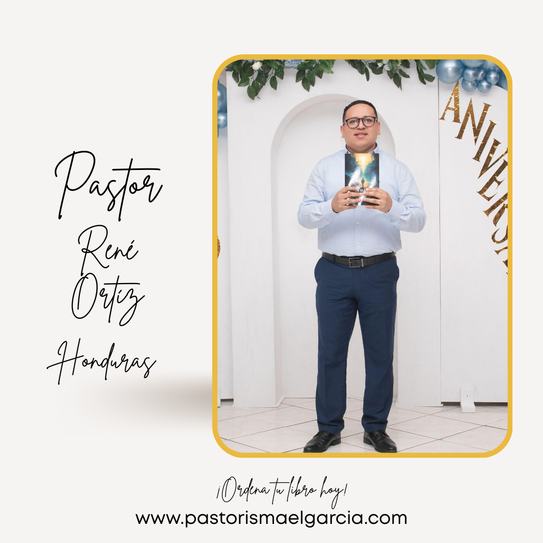 Hombre vestido con camisa azul y pantalones oscuros, sosteniendo un libro frente a un fondo decorativo con globos y letras doradas que dicen 'ANIVERSARIO'.